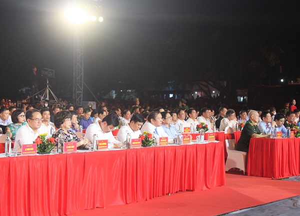 Lắng đọng, trang nghiêm và xúc động chương trình “ Bản hùng ca bất diệt” tại nghĩa trang Liệt sĩ Việt  - Lào